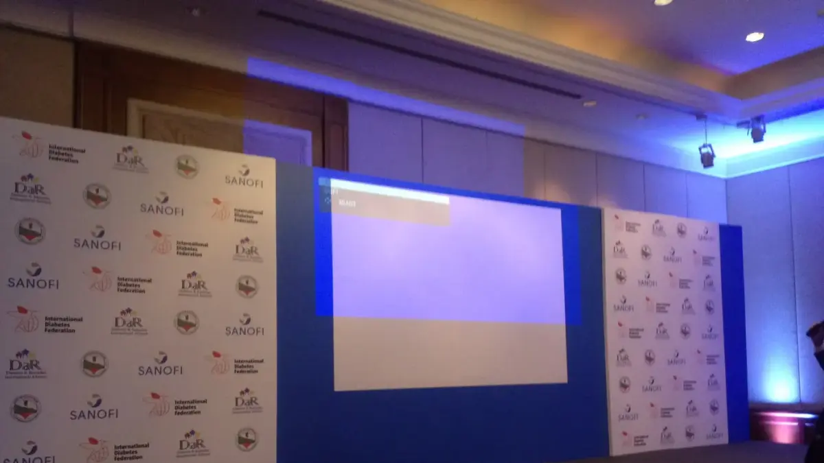 جدار شعارات ومنصّة مؤتمر مجهّزة بالمطبوعات